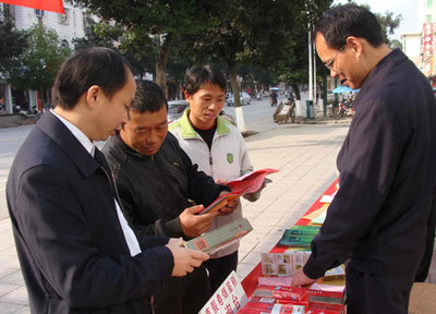 普法宣傳進(jìn)萬家，法治煙草促和諧——各地?zé)煵莶块T多形式開展“12·4”國家憲法日法制宣傳活動(dòng)